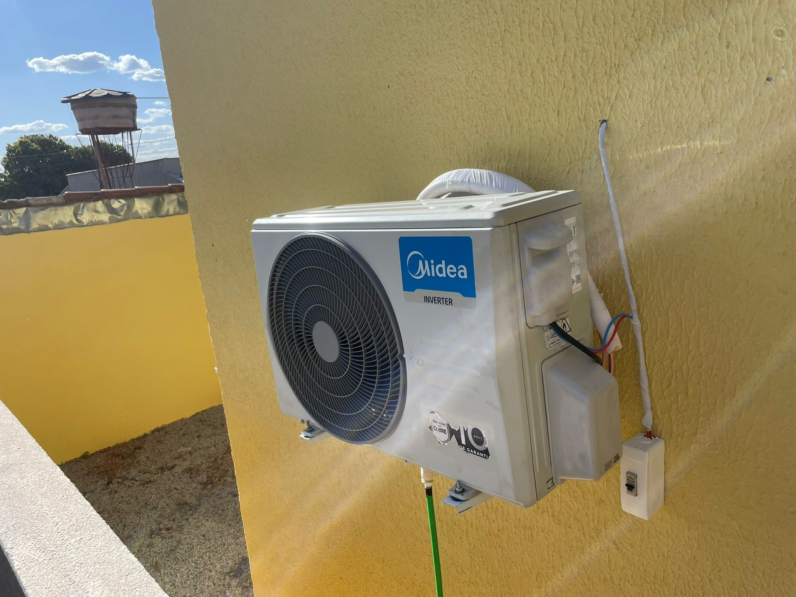 Condensadora externa Inverter instalada em fachada com tubulação e elétrica organizadas